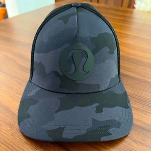 Lululemon Trucker Hat — size S/M